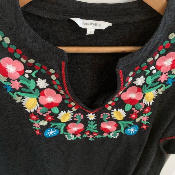 BRAND NEW 💠 NEVER WORN 💠 AMARYLLIS EMBROIDERED TOP - Picture 5 of 5